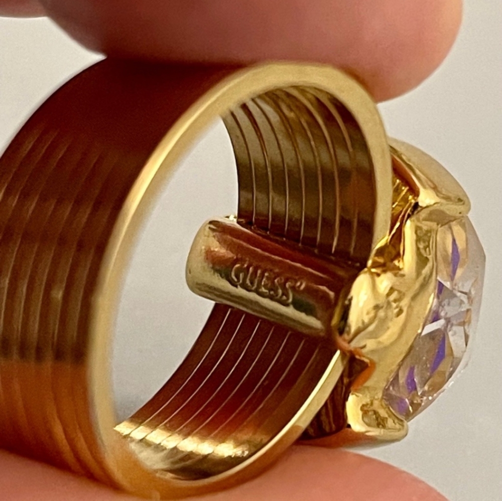 Vintage Guess Gold Tone Ring with Fancy Cut Purple Crystal. Size 7! 💜 - Picture 3 of 9